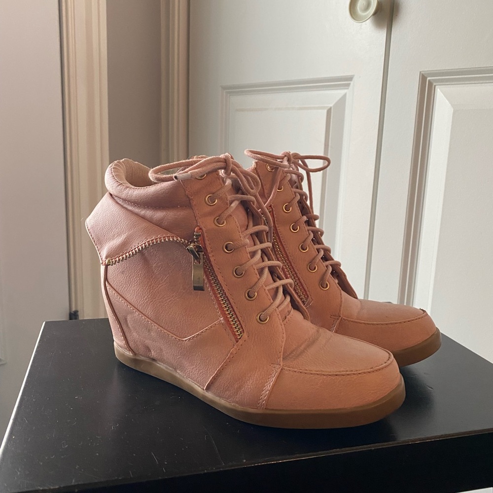 Top Moda - size 5 1/2 - hidden heel lace up sneaker - synthetic upper